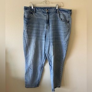 AE STRETCH CURVY MOM JEAN